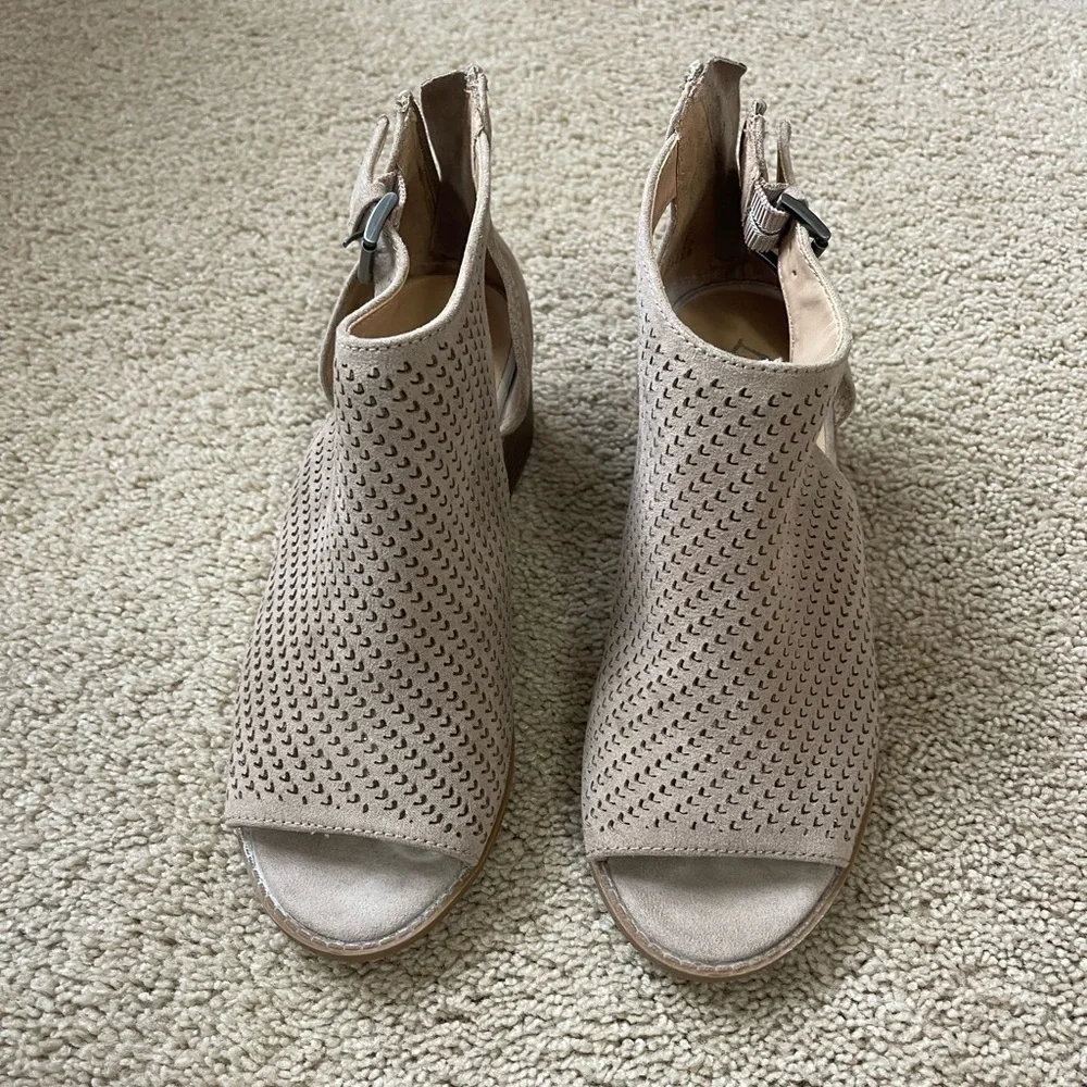 Justice Girls open toe Tan Wedge size 4
